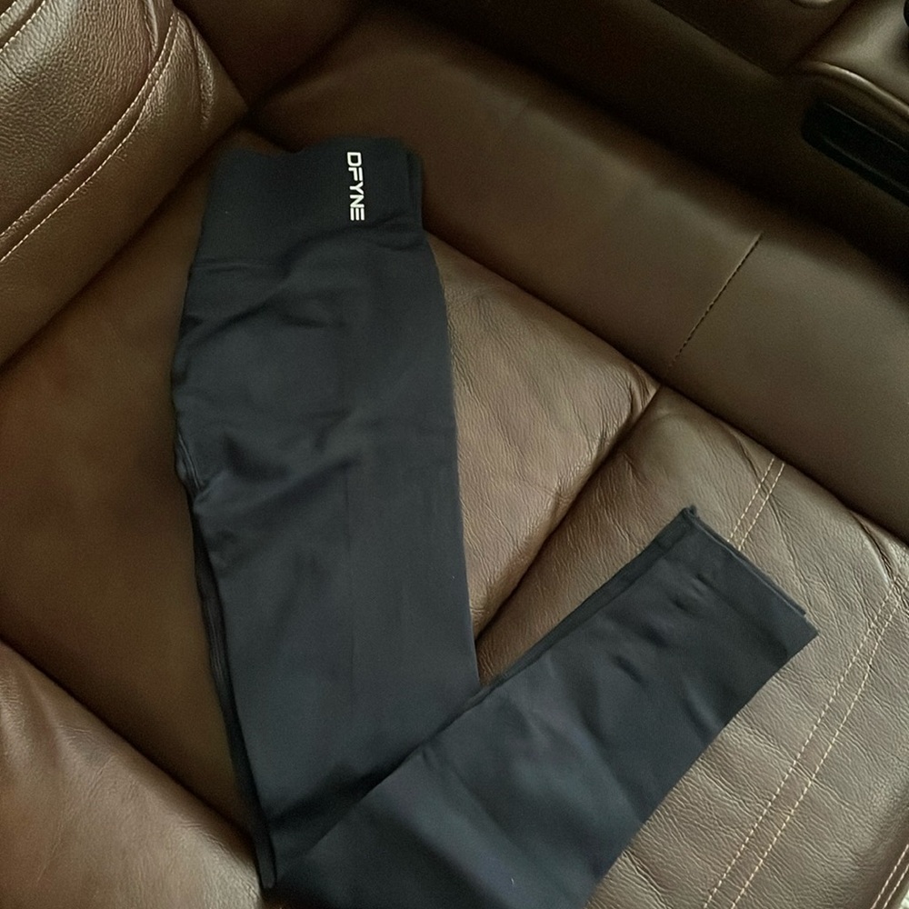 New DFYNE leggings size small